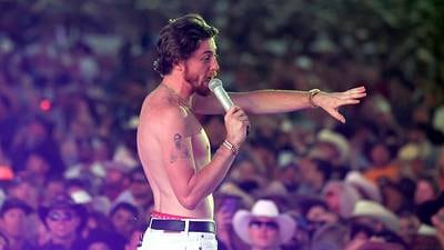 Bailey Zimmerman strips down to his skivvies, throws clothes to crowd at Stagecoach